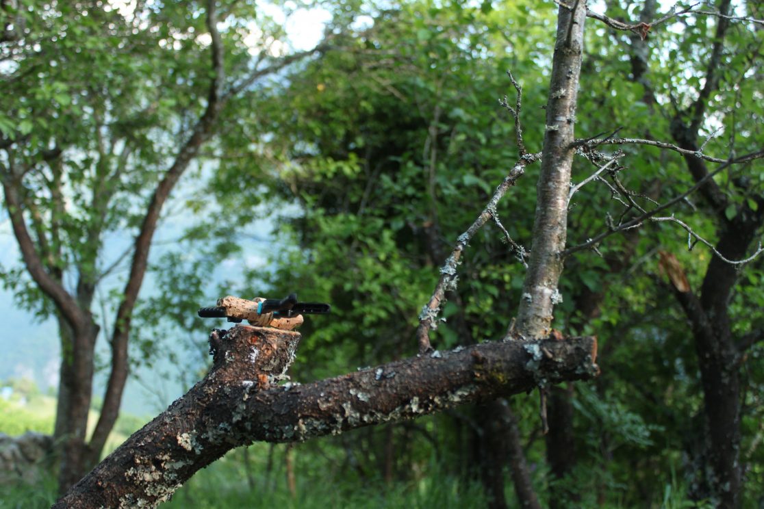 steadydiet #8 "come raccontare di uno spazio mentale" | site specific installation | legno di sughero e mollette | 12x12x4 cm | 2017
