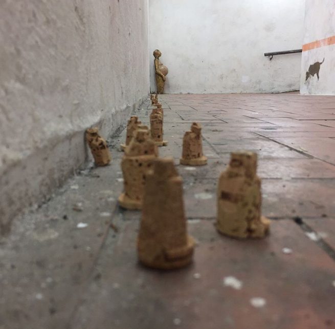 steadydiet #7 "steadydiet as a migrational storytelling" | installazione site specific, con oggetti scultorei in legno e sughero @Sottopasso Ferroviario Sinalunga (SI) | 2018