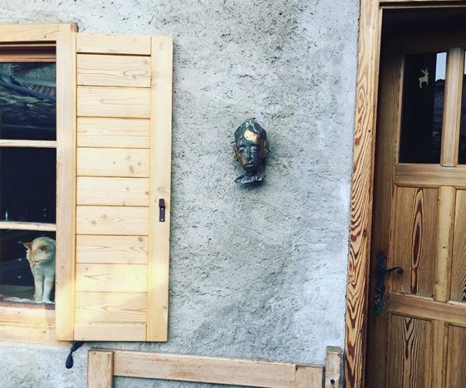 Leukos alla finestra, WakWak alla porta
