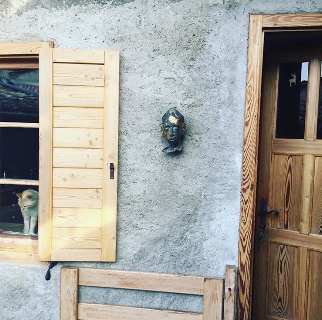 Leukos alla finestra, WakWak alla porta